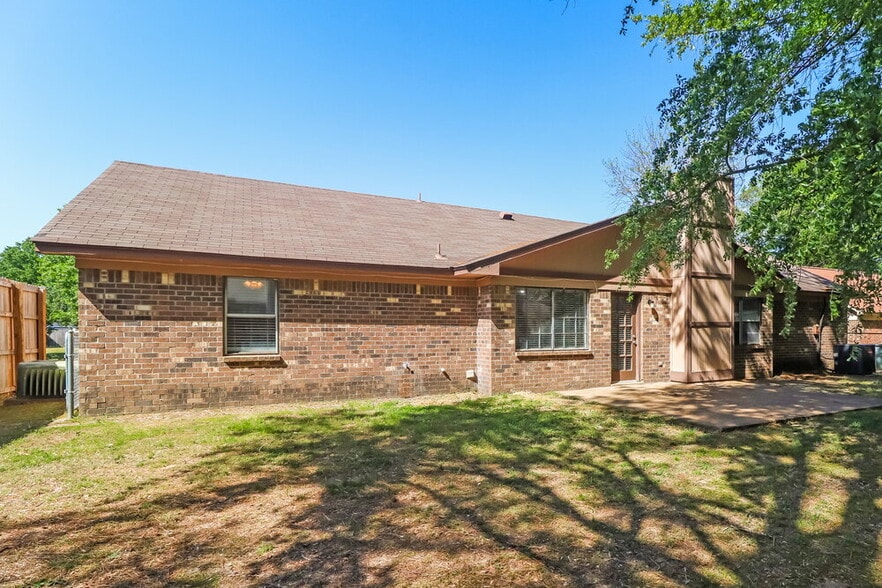 Building Photo - 7261 Hollorn Ln
