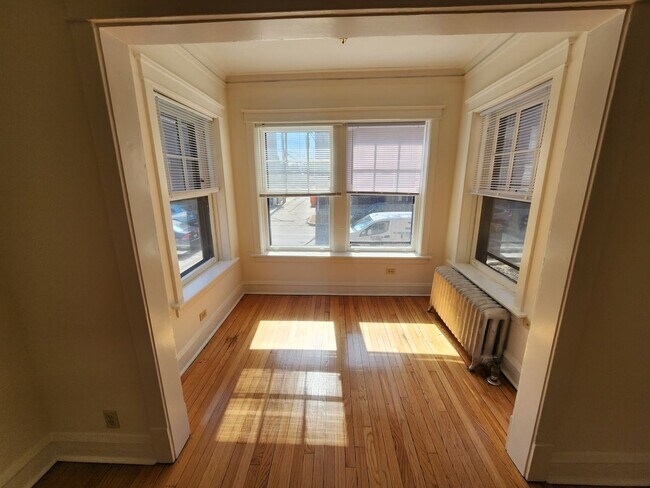 Building Photo - 3348-1 W Sunnyside 1bed/1bath