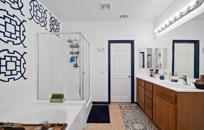 Building Photo - 4 Bed, 4 Bath Home with Solar, A/C, Washer/Dryer and 4 Parking Spaces