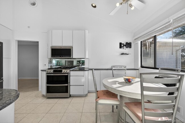 Building Photo - 10 Whitlock St