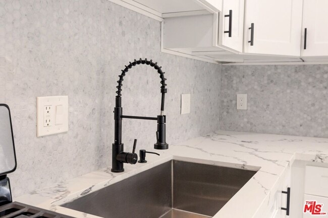 Building Photo - 7420 Vanalden Ave