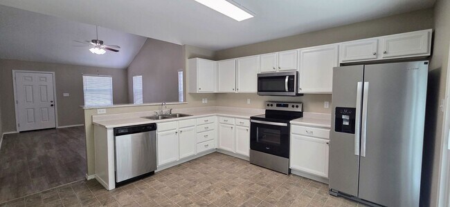 Building Photo - New Braunfels 2 Bedroom 2 Bath less than 1...