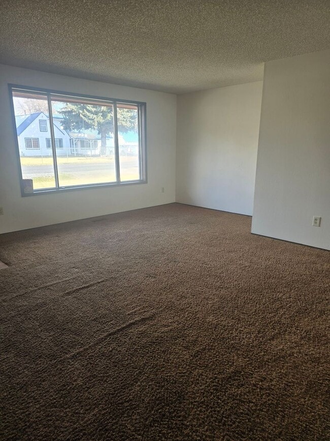 Building Photo - 3 Bedroom 1 Bath