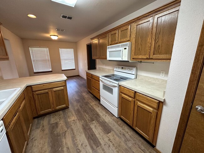 Building Photo - Spacious and nicely located on a cul-de-sac street 3 bedroom 2 bathroom home for rent.