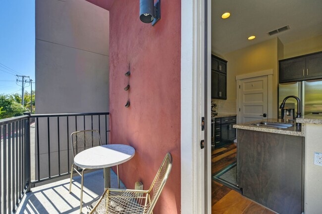 Building Photo - 3 bedroom | 2.5 bathroom | Crocker Village Brownstone