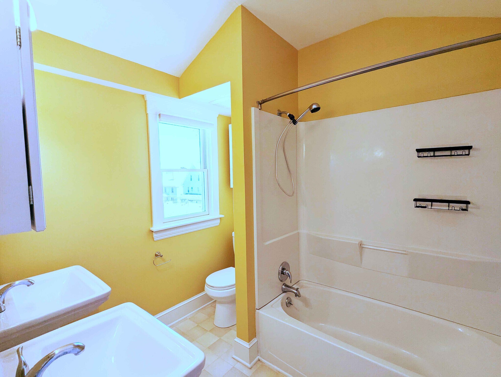 Private Master Bath - 1497 Lauderdale Ave