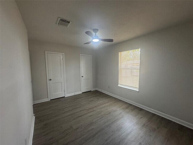 Building Photo - 4914 Enyart St