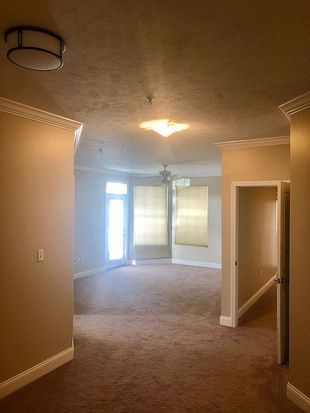 Building Photo - 2732 Suncrest Village