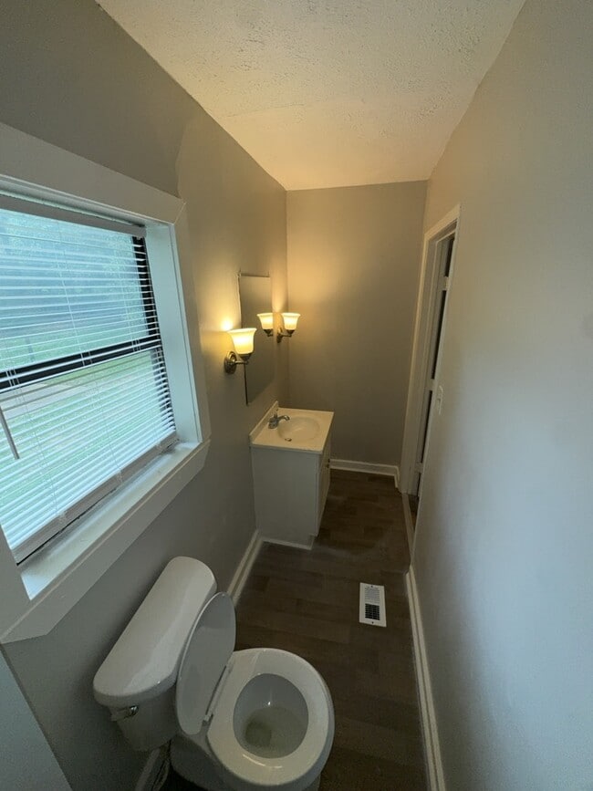 Building Photo - 740 Hickory Ridge Dr