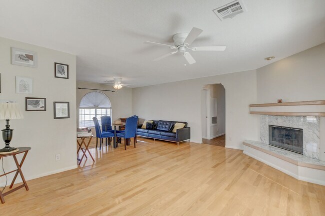 Building Photo - 6812 W Elm Creek Dr