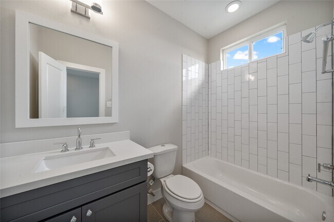 Building Photo - 2510 Tuam St