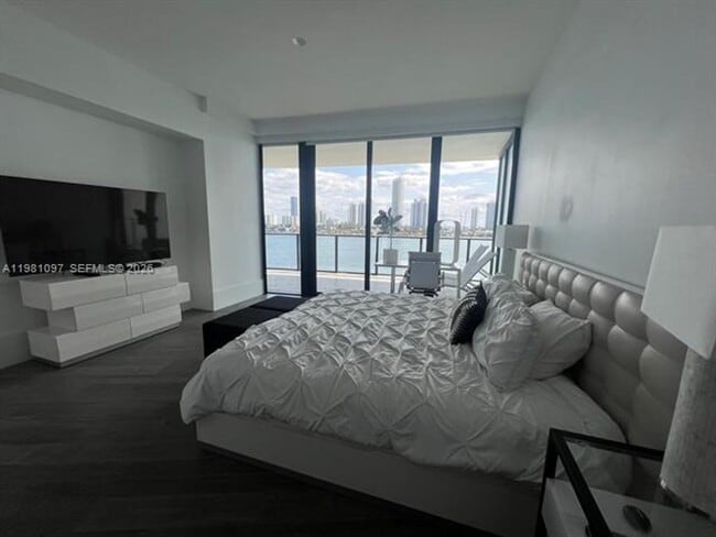 Building Photo - 5500 Island Estates Dr