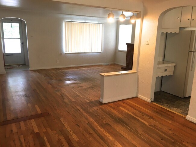 Building Photo - Spacious + Bright 3B Greeley House with Garage!