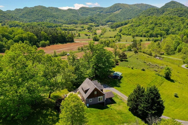 Building Photo - Charming 2 Bed / 3 Bath Home for Rent in Clyde, NC!