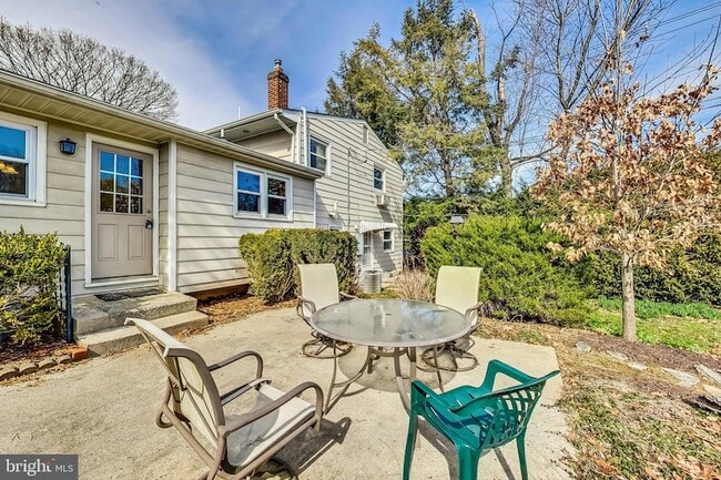 Building Photo - 1208 Pinewood Dr