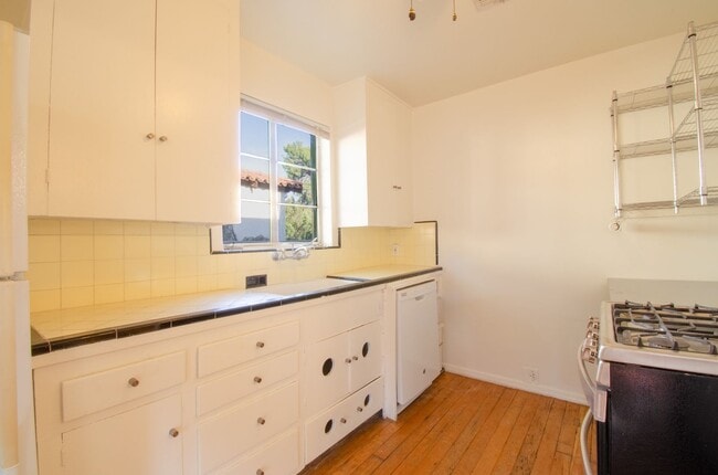 Building Photo - Iconic Sam Hughes Bungalow! Steps away from University of Arizona Main Campus!