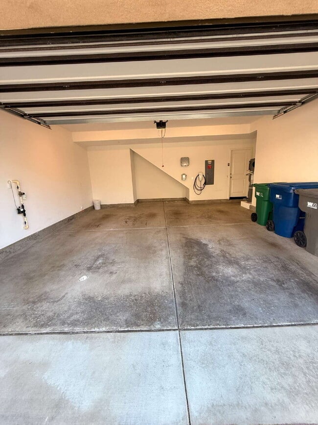 Building Photo - $3,900 - 3 Bed/ 3 Bath Modern Townhome in Santee