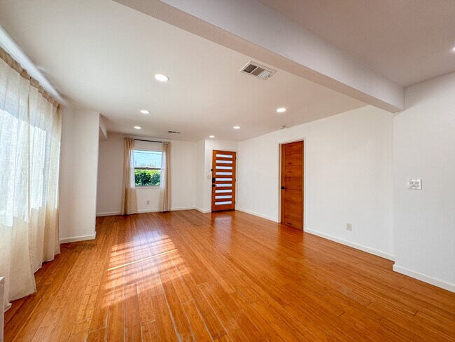 Building Photo - 958 Camulos St