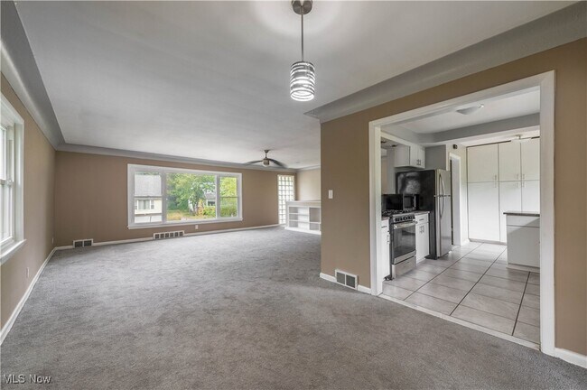 Building Photo - 23728 Glenhill Dr