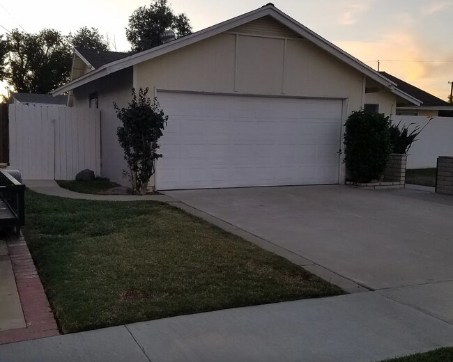 Building Photo - 14321 Calneva Ln