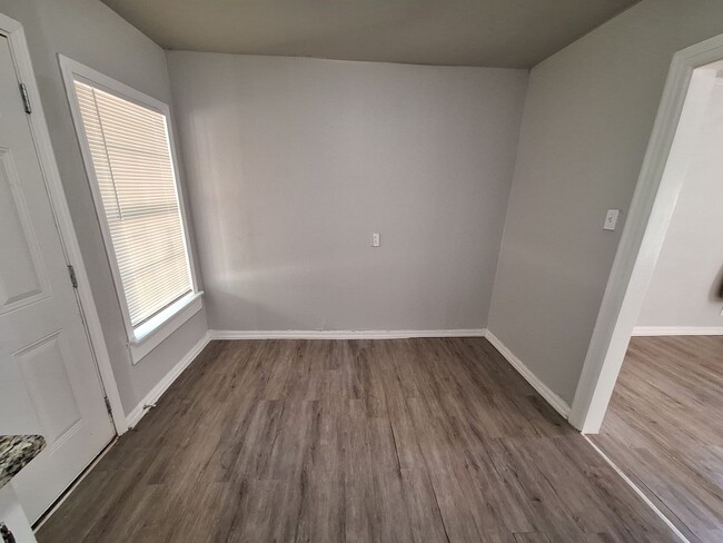 Building Photo - 2 bedroom, 1 bath