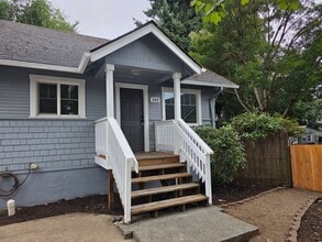 Building Photo - Charming home on quaint cul-de-sac!