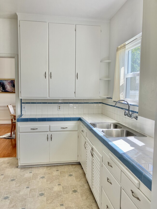 kitchen - 115 N Harper Ave