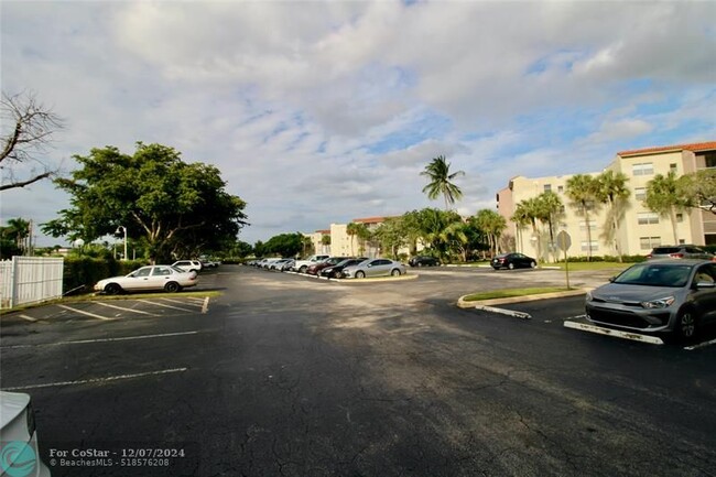 Building Photo - 1830 N Lauderdale Ave