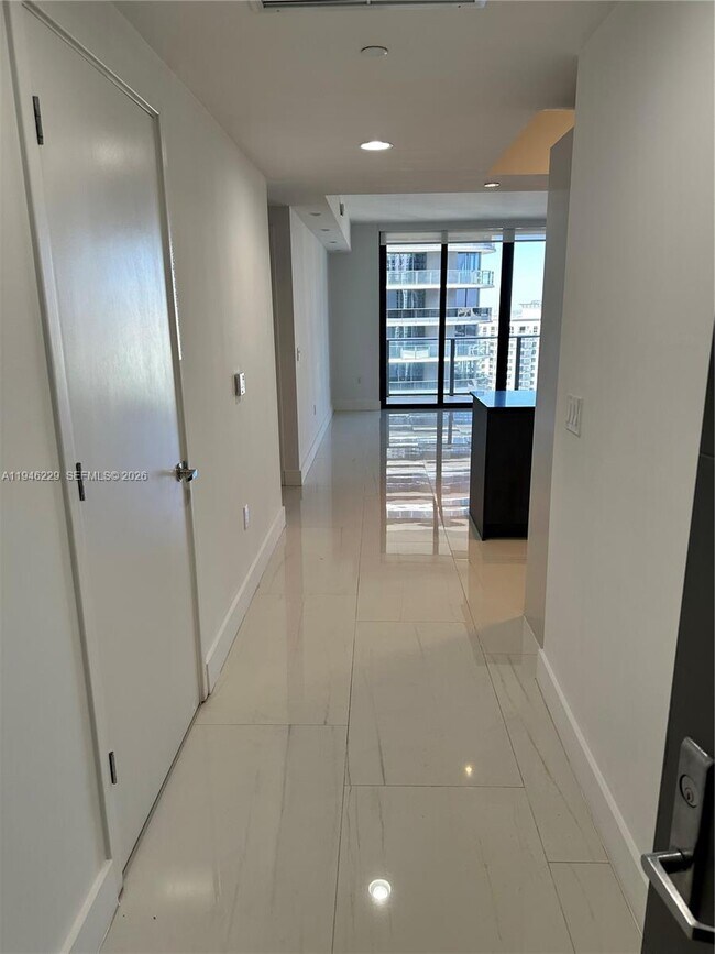 Building Photo - 1010 Brickell Ave