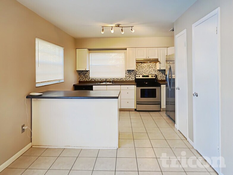 Building Photo - 1604 Palm Leaf Dr