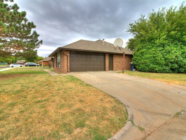 Building Photo - Large Corner Lot - 4 Bed/2.5 Bath + Study - 1 mile from PC North High School