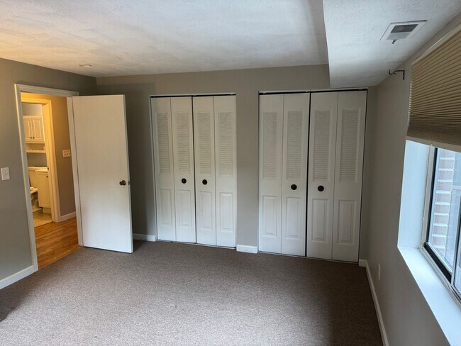 Building Photo - 2 Bedroom Condo for Rent - Tyngsboro