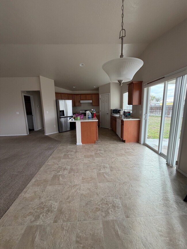 Building Photo - 108 NE Malad Ct