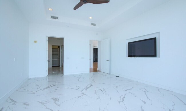 Building Photo - Exquisite Luxury high-rise 2 bedroom, 2bat...