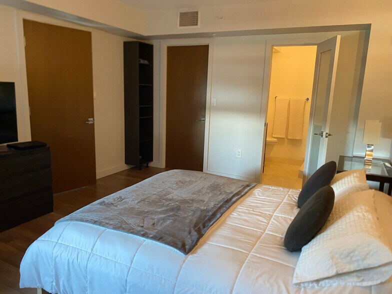 Building Photo - 2333 Brickell Ave