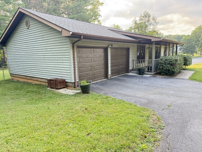 Building Photo - 882 Glenn Bridge Rd SE