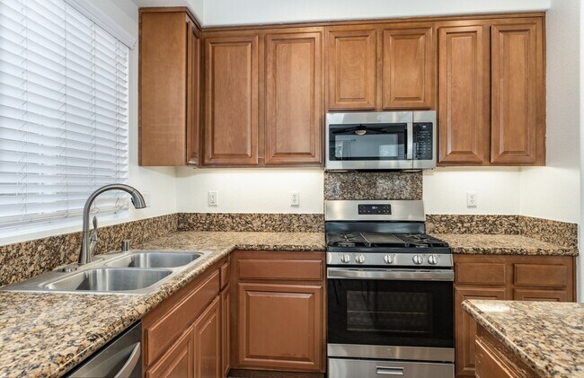 Building Photo - Spacious 3-bedroom with a Loft in Mission ...