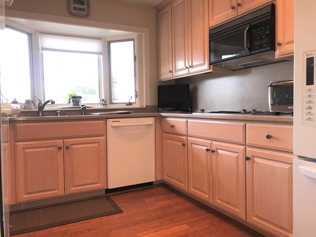 Building Photo - Spacious Townhome in Historic Saratoga Vil...