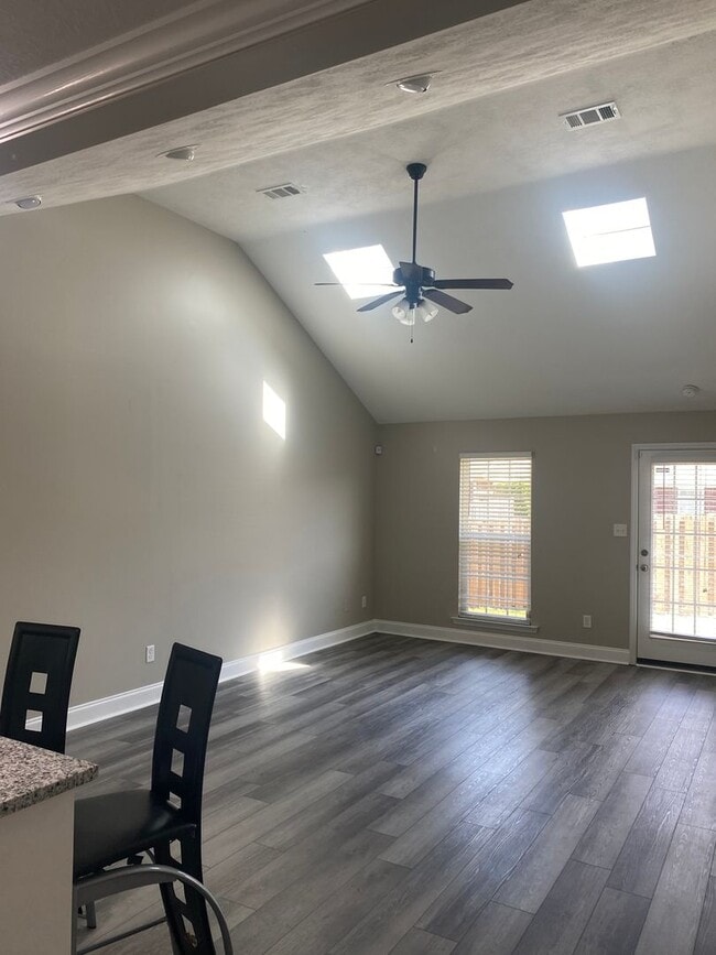 Building Photo - 844 Bryan Cir