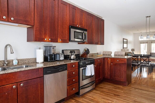 Building Photo - 628 W Schubert Ave