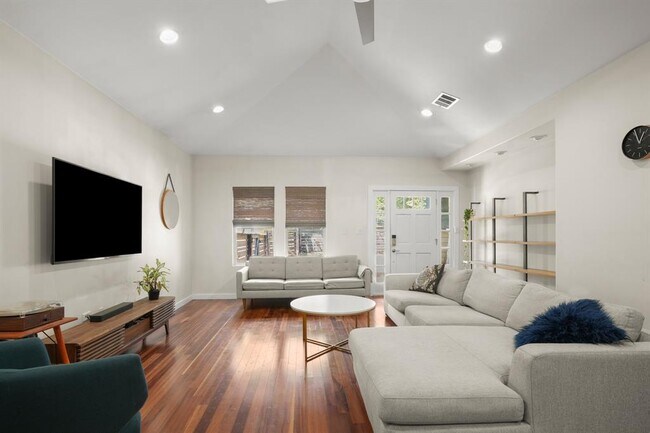 Building Photo - 2501 Del Curto Rd
