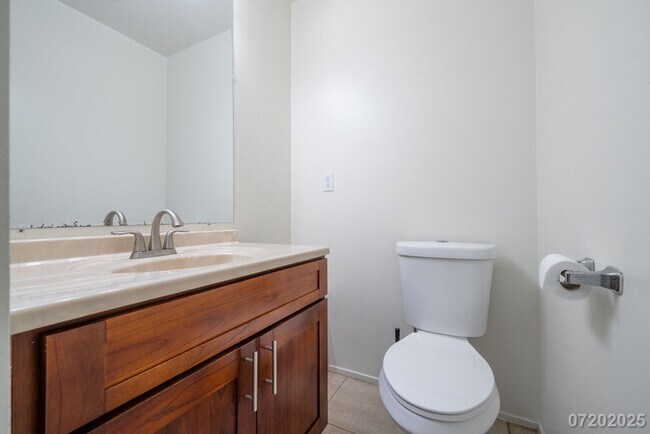 Building Photo - $3,200 / 3br - 1370ft2 - Quaint and Cozy 3...