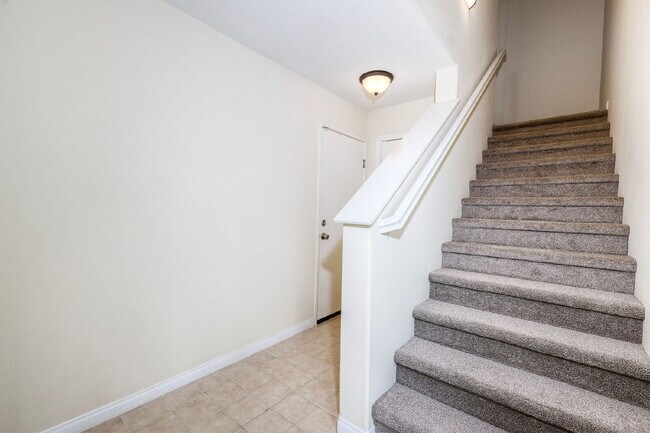 Building Photo - Spacious 2-Bed, 2.5-Bath Condo on Lighthou...