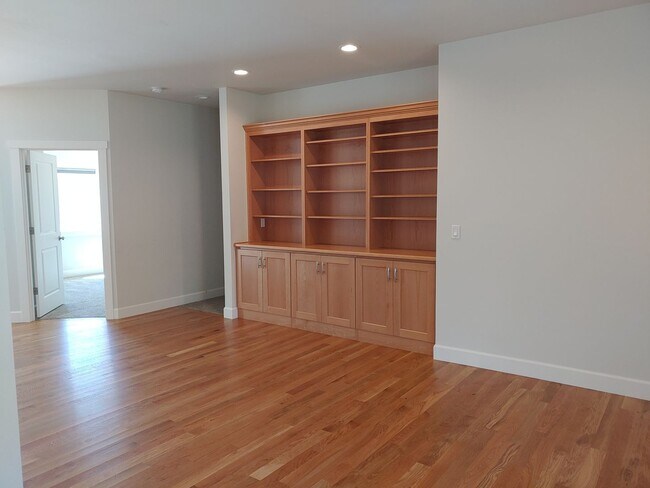 Building Photo - Lovely Single Level Home in Freeland and Pet Friendly!!