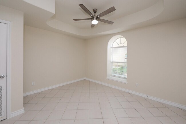 Building Photo - 1000 Ranchway Dr