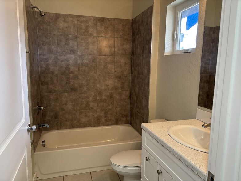 Building Photo - 1601 Kimbark St