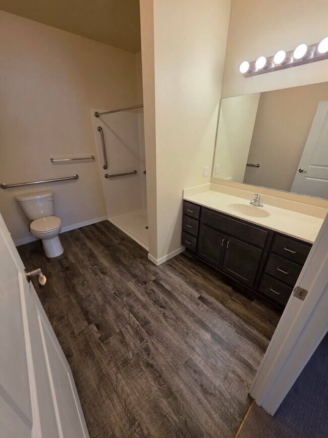 Building Photo - *HANDICAP ACCESSIBLE UNIT* 1 Bedroom | 1 B...