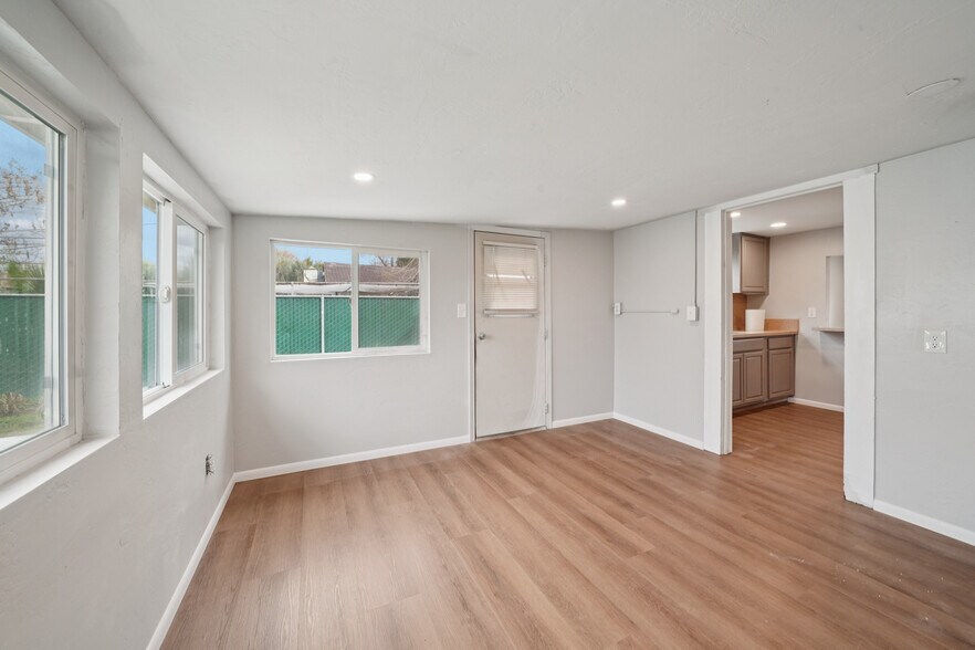 Building Photo - 1842 E Victoria Ave