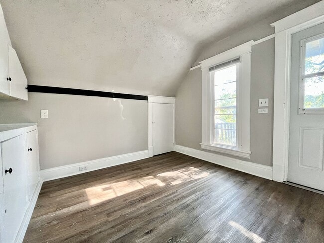 Building Photo - Five Bedroom Home in Muskegon