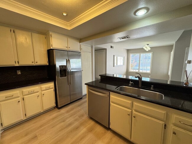Building Photo - Bright and Airy 2Bd/2Ba Condo w/AC, W/D an...